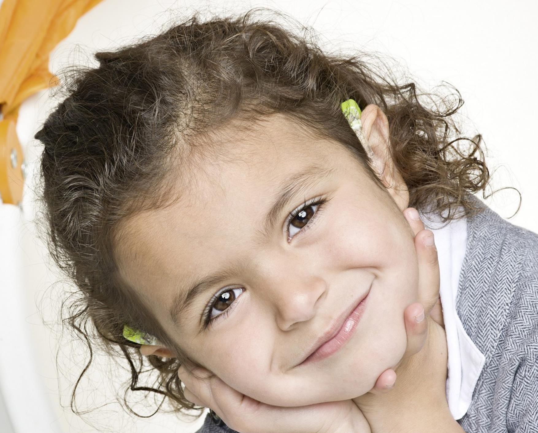 Meisje met Cochleair Implantaat (CI)